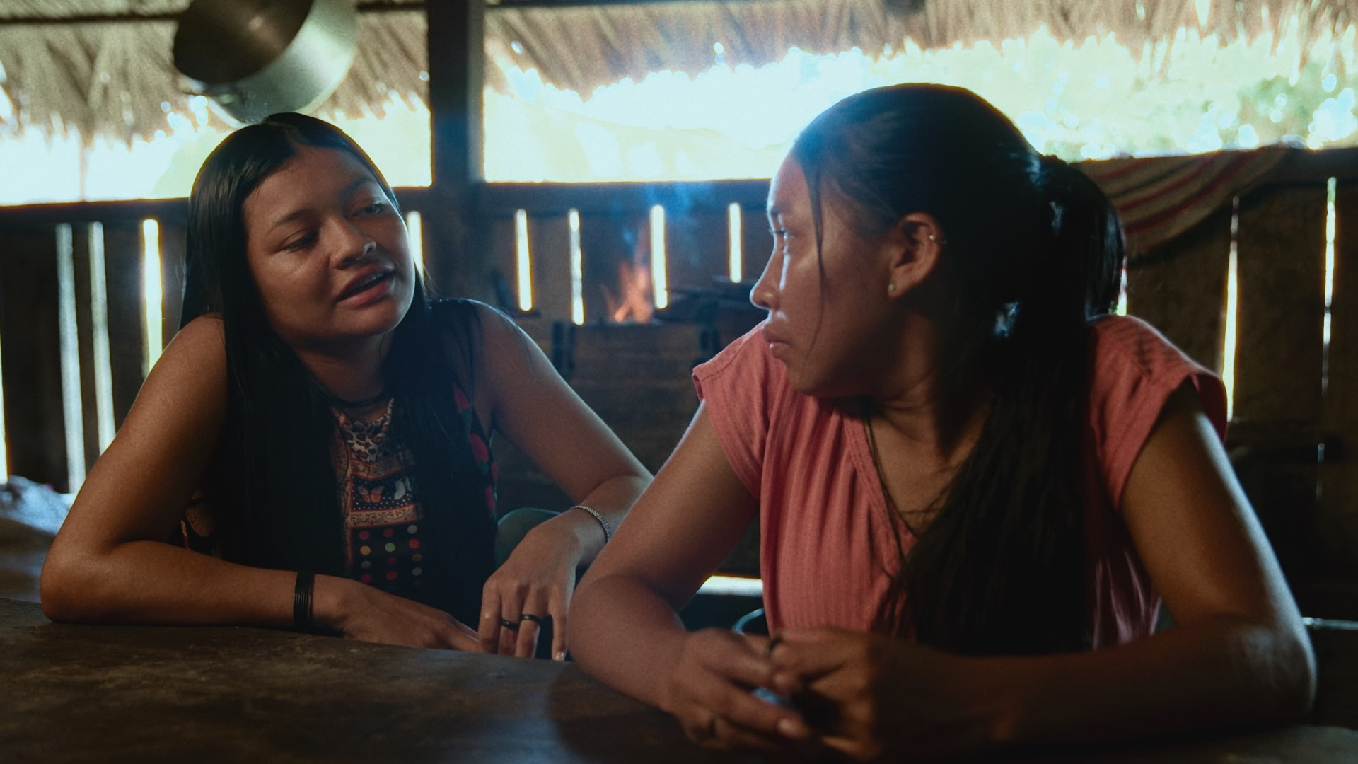 Zwei Frauen in Unterhaltung