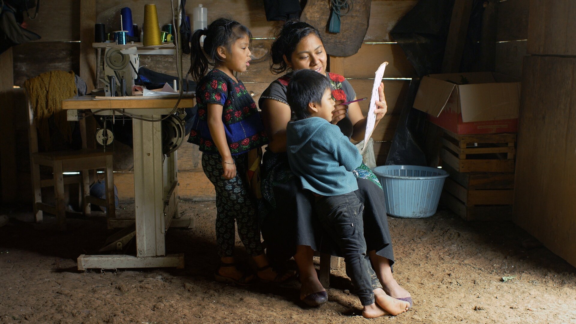 Frau mit zwei Kindern