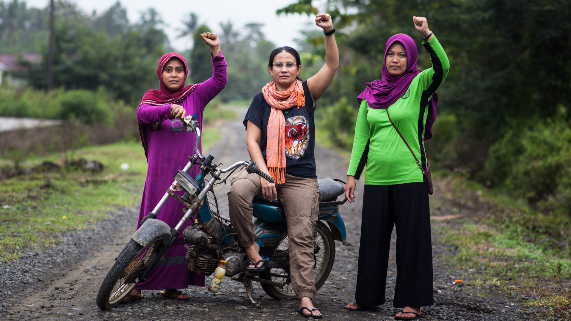 Our Mother's Land: Frauen vor Motorrad zeigen Soli-Faust