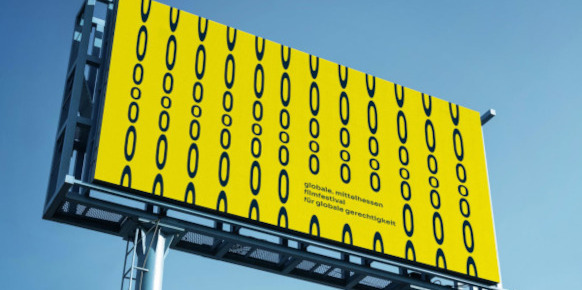 Billboard der Globale unter Himmel